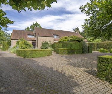 Kantoor of praktijk met woonst te koop in Lievegem