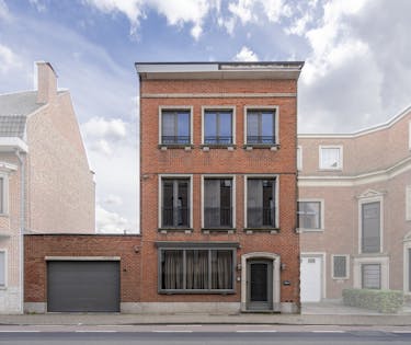 Statige burgerwoning met atelier te koop in Kortrijk