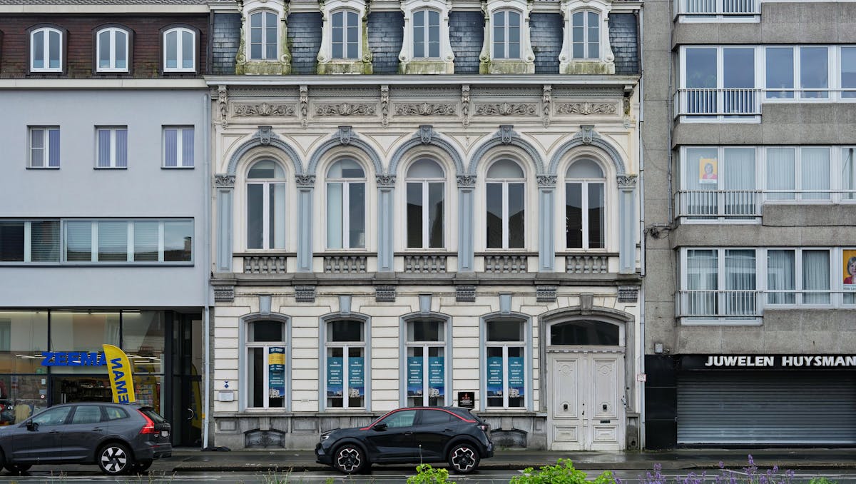 Kantoor en voormalige notariswoning (335 m²) te koop Eeklo