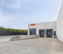 Logistiek gebouw (ca. 1.288m²) met 2 laadkades te Maldegem.
