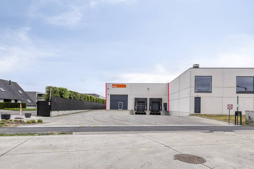 Logistiek gebouw (ca. 1.288m²) met 2 laadkades te Maldegem.