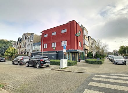 Handelsruimte met duplex appartement te Borgerhout!