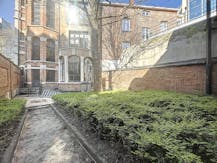 Karaktervol kantoor (170 m²) op 3e verdieping in statig herenhuis Brussel