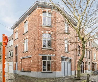 Lichtrijke en charmante hoekwoning in het Prinsenhof te Gent