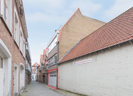 Ruime garage met plaats voor 3 wagens + opslagplaats centrum Brugge