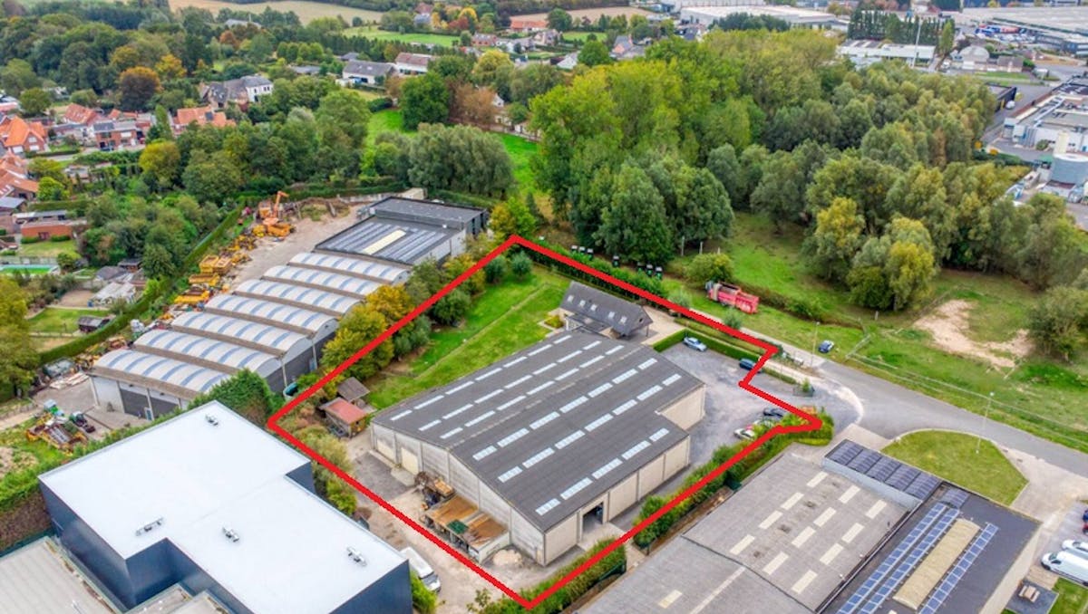 Commercial building with home in the Roeselare-Haven industrial zone