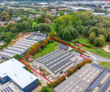 Commercial building with home in the Roeselare-Haven industrial zone