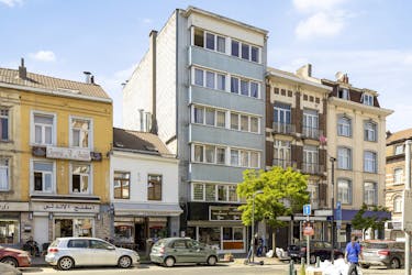 Opbrengsteigendom met 10 appartementen en winkel te koop in Molenbeek - Brussel