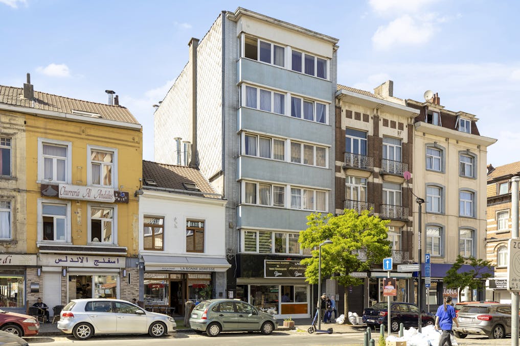 Opbrengsteigendom met 10 appartementen en winkel te koop in Molenbeek - Brussel