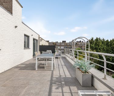 Penthouse met 100m² aan terras te koop in Wilrijk