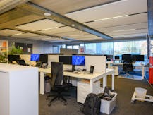 Instapklaar kantoor met veel lichtinval op zichtlocatie