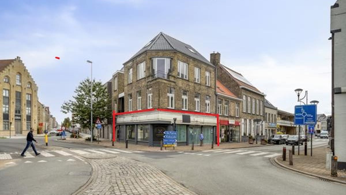 Handelsruimte op commerciële ligging te koop te Veurne.