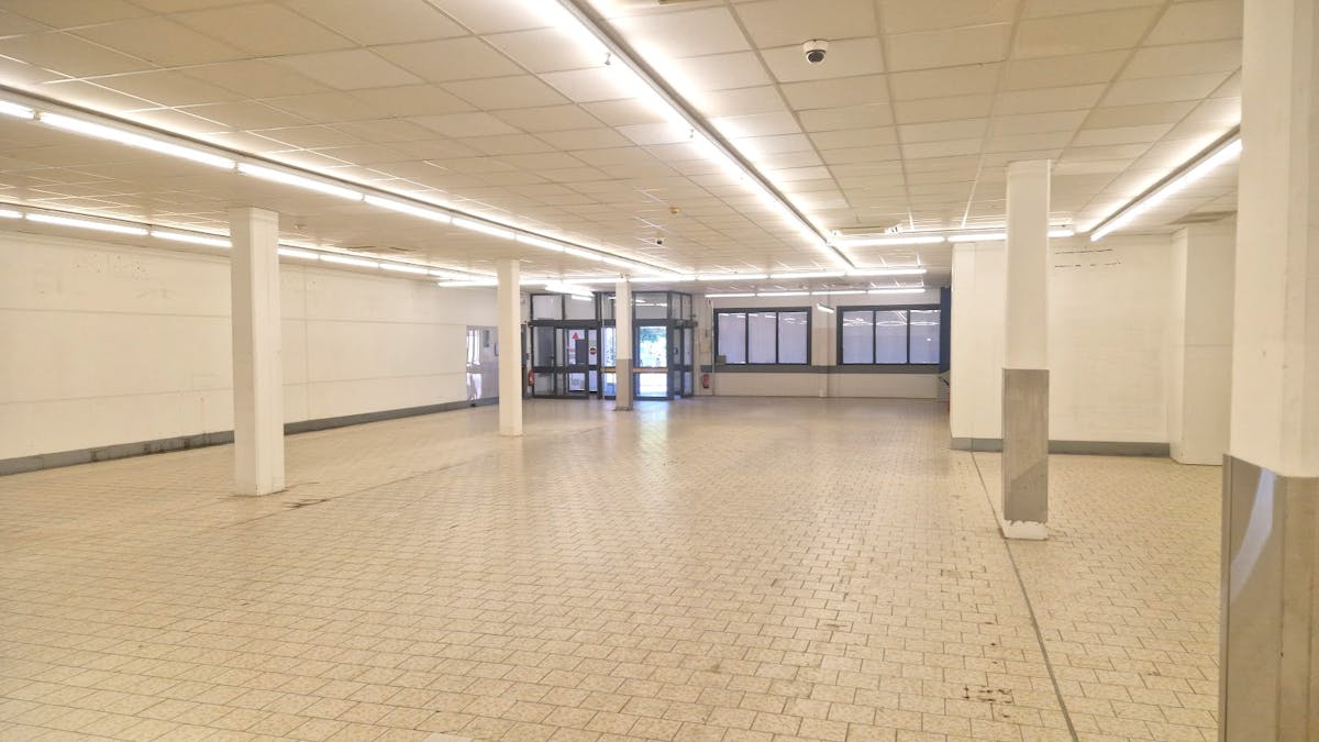 Baanwinkel te huur met ruime parking in Heusden-Zolder