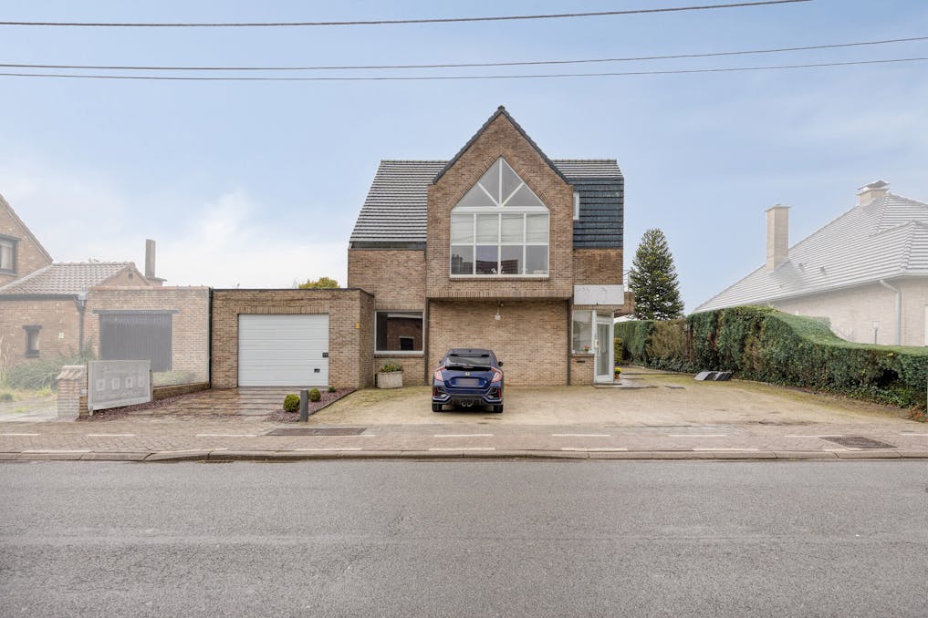Ruime woning met tuin en handelsruimte of kantoor op glvl