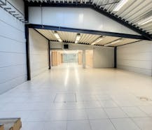Handelspand te huur van ca. 200 m² met loods in Roeselare