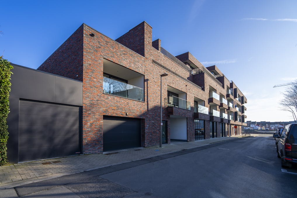 Recente woning met zeer ruim terras nabij de Leie in Kortrijk