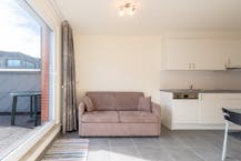 Zuidgerichte penthouse studio met ruime terrassen op topligging!