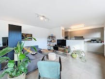 Ruim appartement met 2 kamers, terras en autostaanplaats