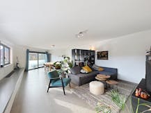 Ruim appartement met 2 kamers, terras en autostaanplaats