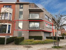 Ruim appartement met 2 kamers, terras en autostaanplaats