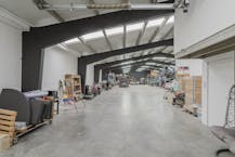 Magazijn met woning te koop in Harelbeke