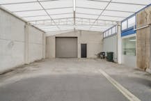 Magazijn met woning te koop in Harelbeke