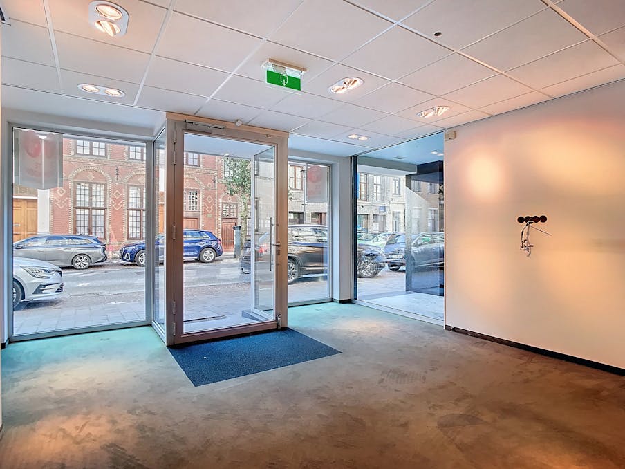 Handelspand/kantoorruimte (157m²) te koop in de Rijselstraat te Ieper
