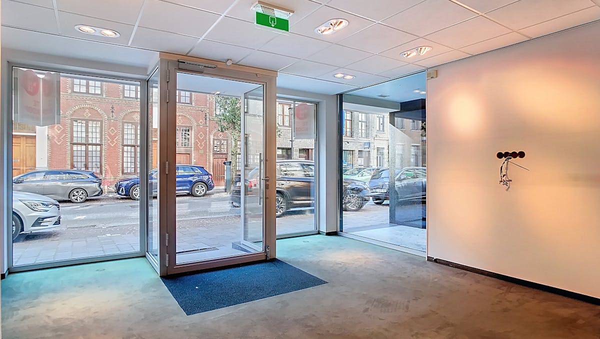 Handelspand/kantoorruimte (157m²) te koop in de Rijselstraat te Ieper