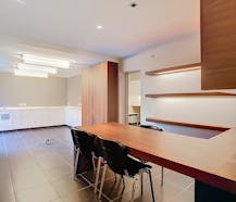 Handelspand/kantoorruimte (157m²) te koop in de Rijselstraat te Ieper