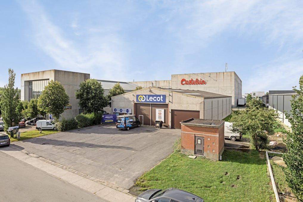 Centraal gelegen baanwinkel met parkeerplaatsen te Veurne .