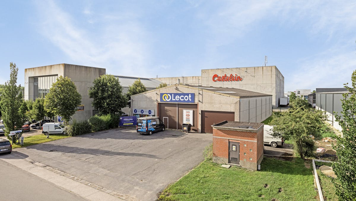 Centraal gelegen baanwinkel met parkeerplaatsen te Veurne .