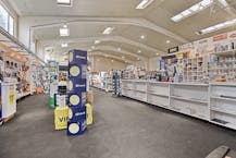 Centraal gelegen baanwinkel met parkeerplaatsen te Veurne .