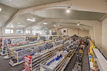 Centraal gelegen baanwinkel met parkeerplaatsen te Veurne .