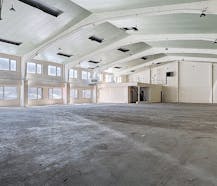 Centraal gelegen baanwinkel met parkeerplaatsen te Veurne .