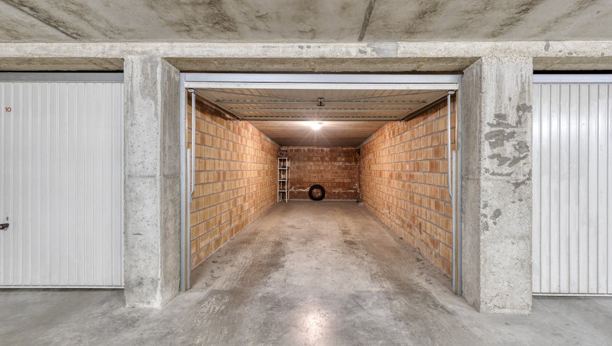 Ruime garagebox te koop in De Panne