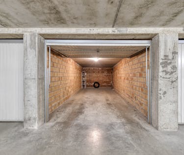 Ruime garagebox te koop in De Panne