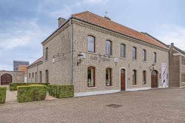 Handelshuis met café en feestzaal + bouwgrond te koop in Tongerlo 