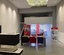 Opslagplaats met toonzaal en kantoor op invalsweg te Roeselare