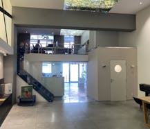 Opslagplaats met toonzaal en kantoor op invalsweg te Roeselare