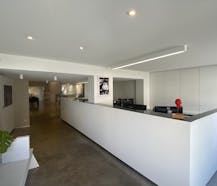 Opslagplaats met toonzaal en kantoor op invalsweg te Roeselare