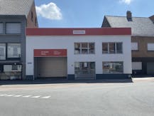 Opslagplaats met toonzaal en kantoor op invalsweg te Roeselare