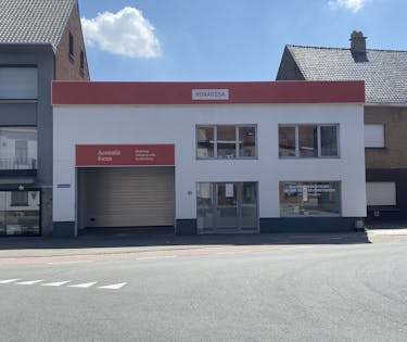 Opslagplaats met toonzaal en kantoor op invalsweg te Roeselare
