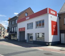 Opslagplaats met toonzaal en kantoor op invalsweg te Roeselare