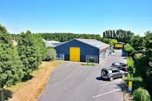 Bedrijfsgebouw + woonst (140 m²) op industrieperceel (4.758 m²)