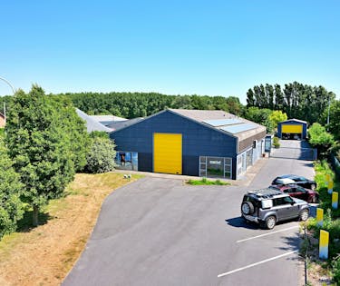 Bedrijfsgebouw + woonst (140 m²) op industrieperceel (4.758 m²)