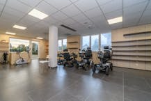 Handelsruimte en 3 staanplaatsen te huur te Koksijde-bad.