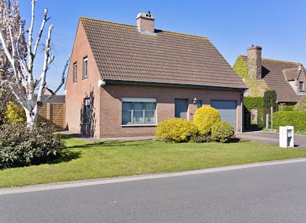 Alleenstaand huis met zonnige tuin te koop in rustige straat te Kortemark.
