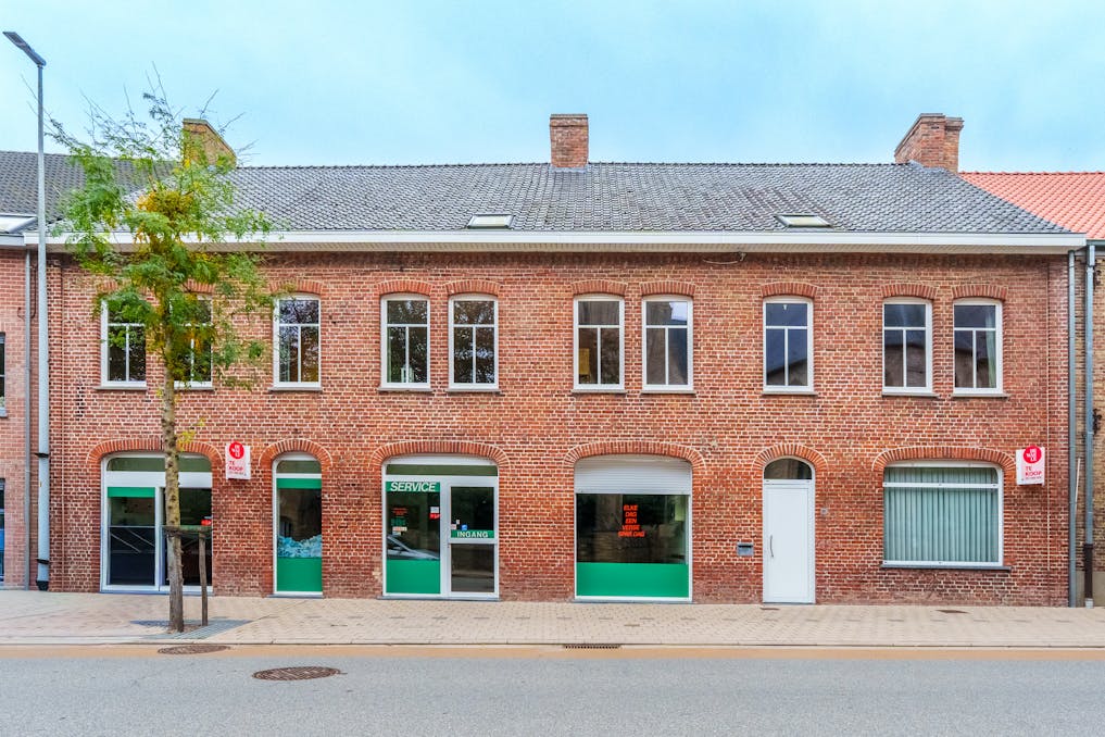 Polyvalent eigendom: woning, winkelruimte én loods te koop in Merkem op 1.885m²