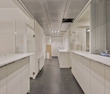 Commerciële ruimte met duplex-appartement te koop in Evere