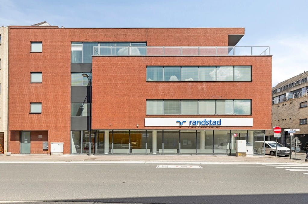 Instapklaar kantoorgebouw te koop in Roeselare